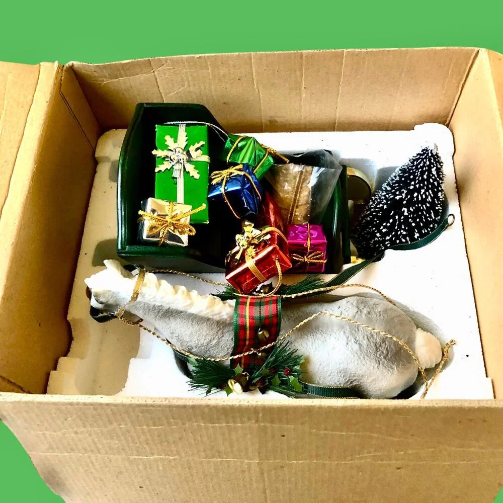 Breyer Model Horse JINGLES 2001 Holiday Pony Sleigh and Gifts New